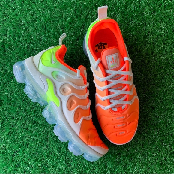 Nike VaporMax Plus Women’s - Picture 2 of 10